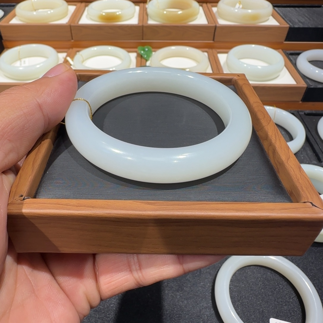 和田玉未镶嵌手镯