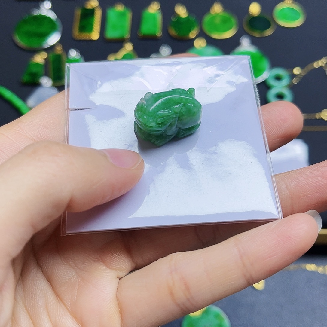 翡翠未镶嵌颈饰有纹裂