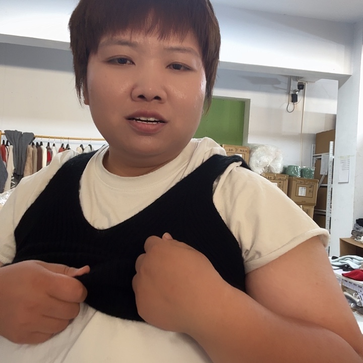 黑色吊带。         