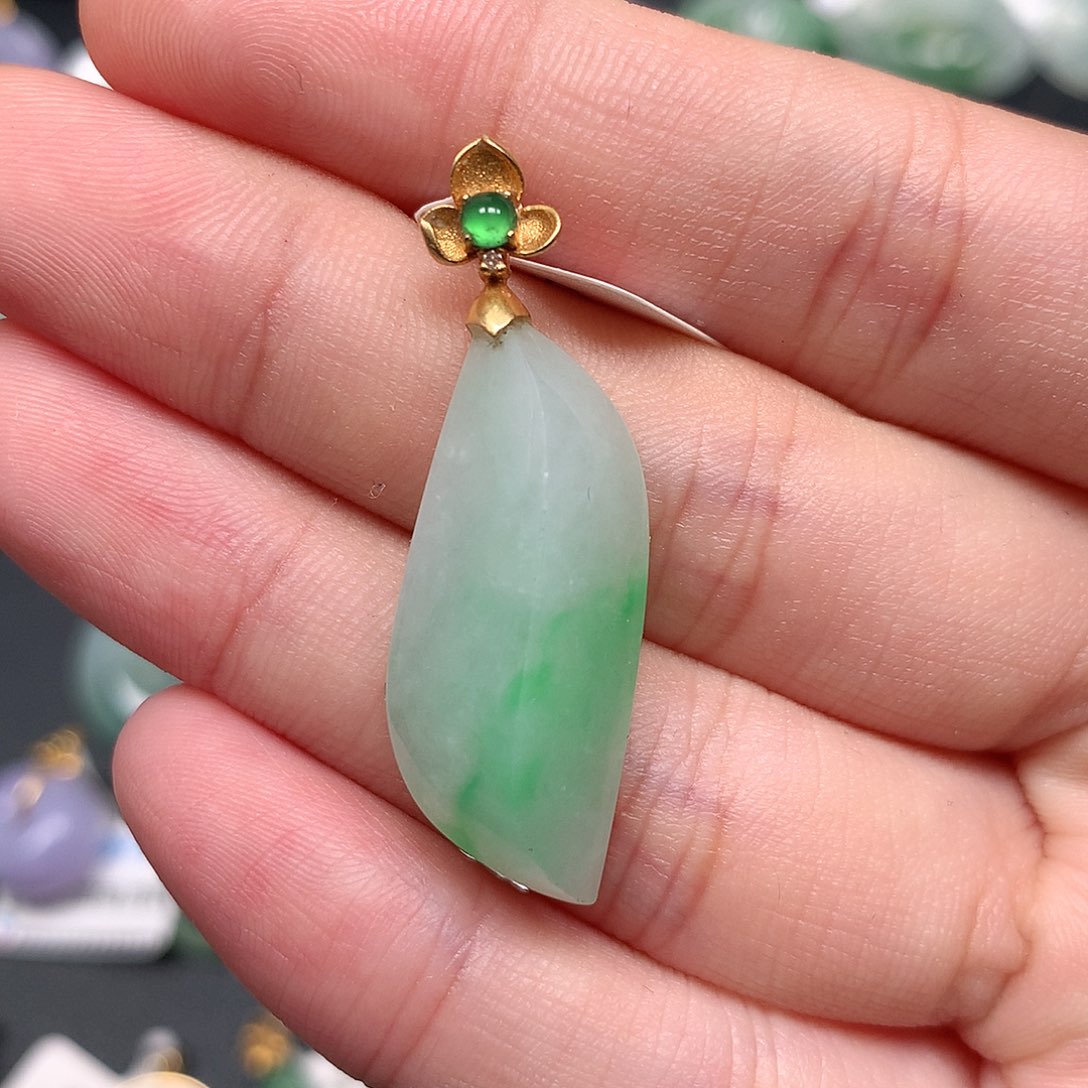 颈饰18K金镶嵌翡翠翡翠吊坠