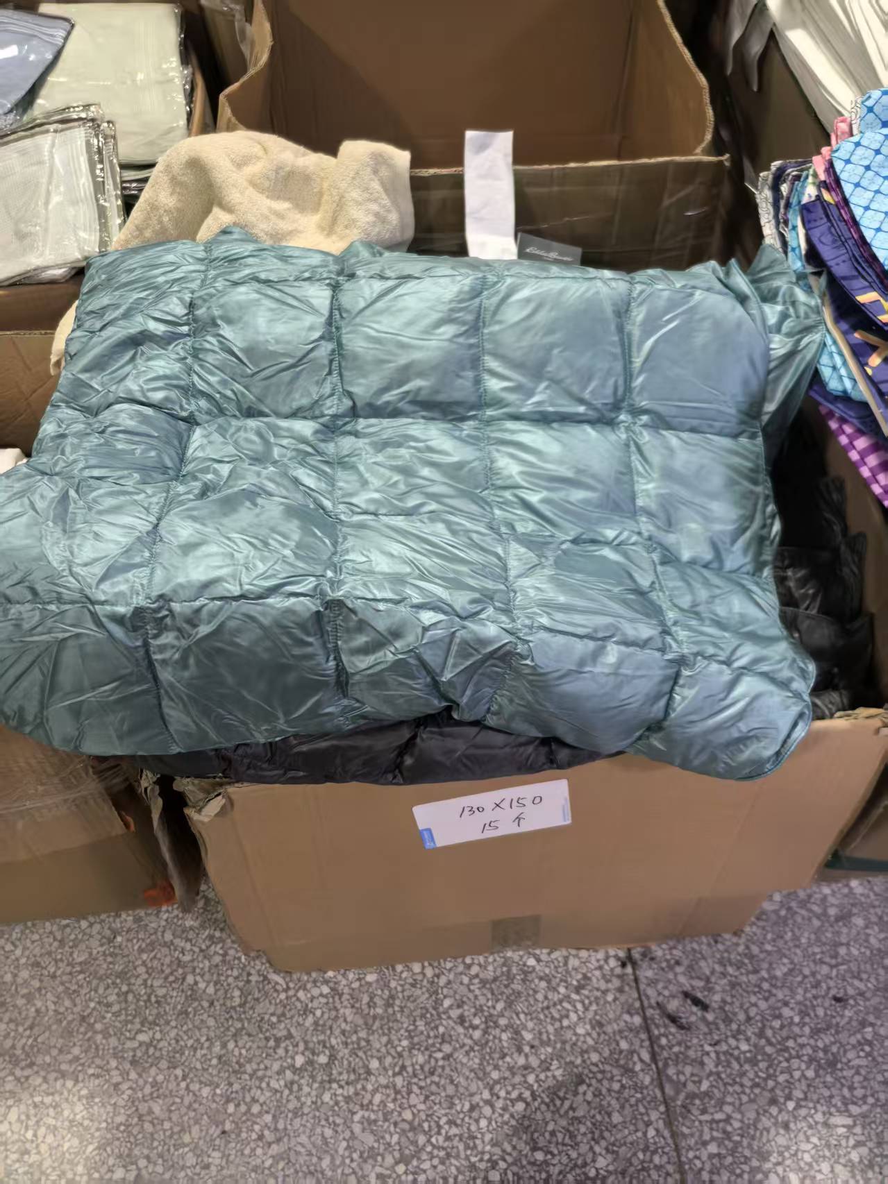 《厚广家》3楼150×130薄款花纹75%鸭绒被 发1张，不挑色 微瑕疵