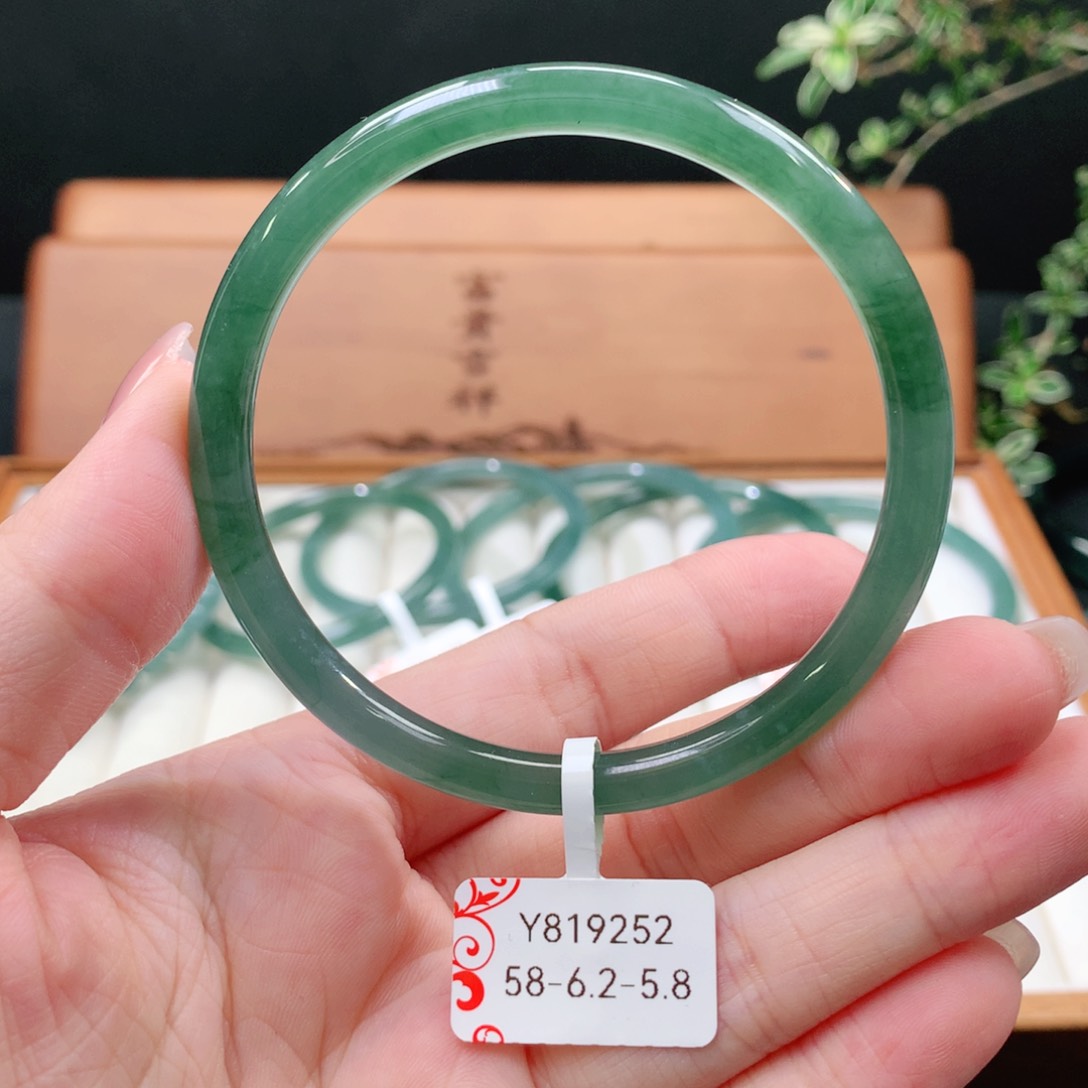 翡翠手镯未镶嵌天然