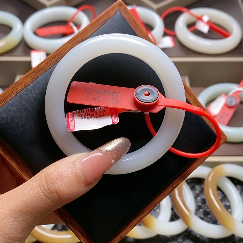 【闪购商品】和田玉手镯未镶嵌?