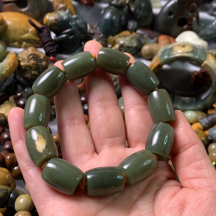 未镶嵌岫岩河磨玉（透闪石质玉）把件