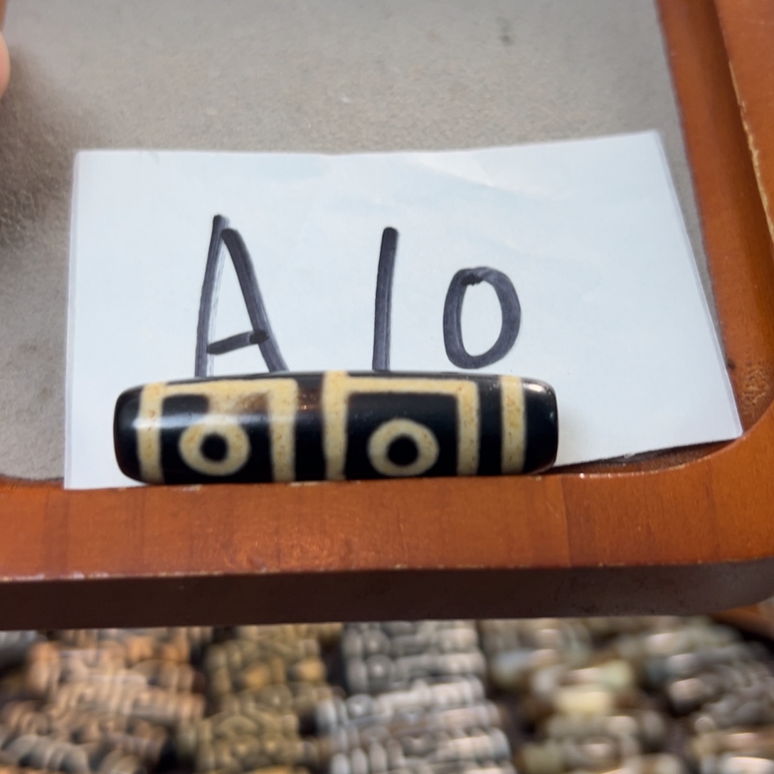 玛瑙/玉髓未镶嵌1牙黄二眼