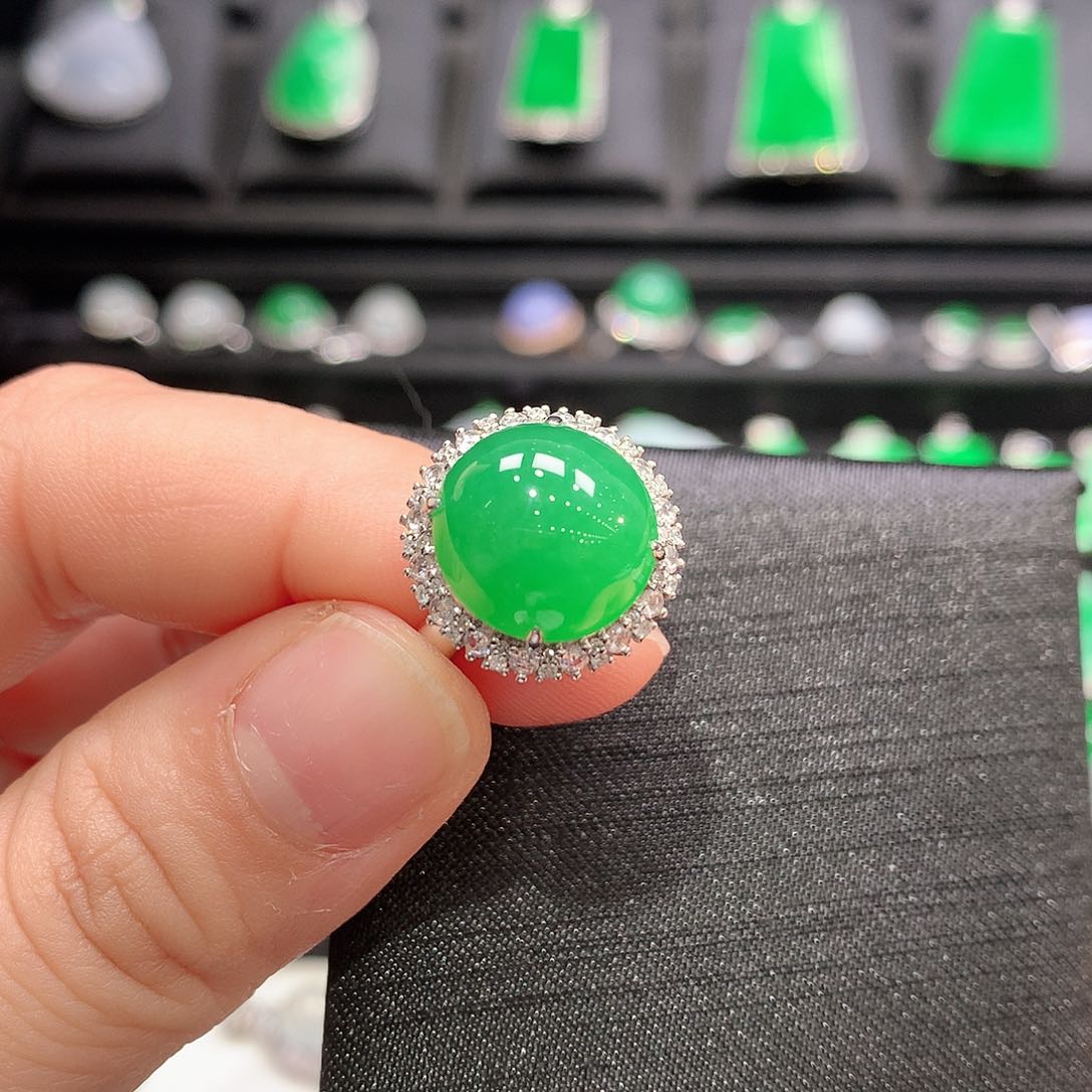 翡翠戒指18K金镶嵌戒指