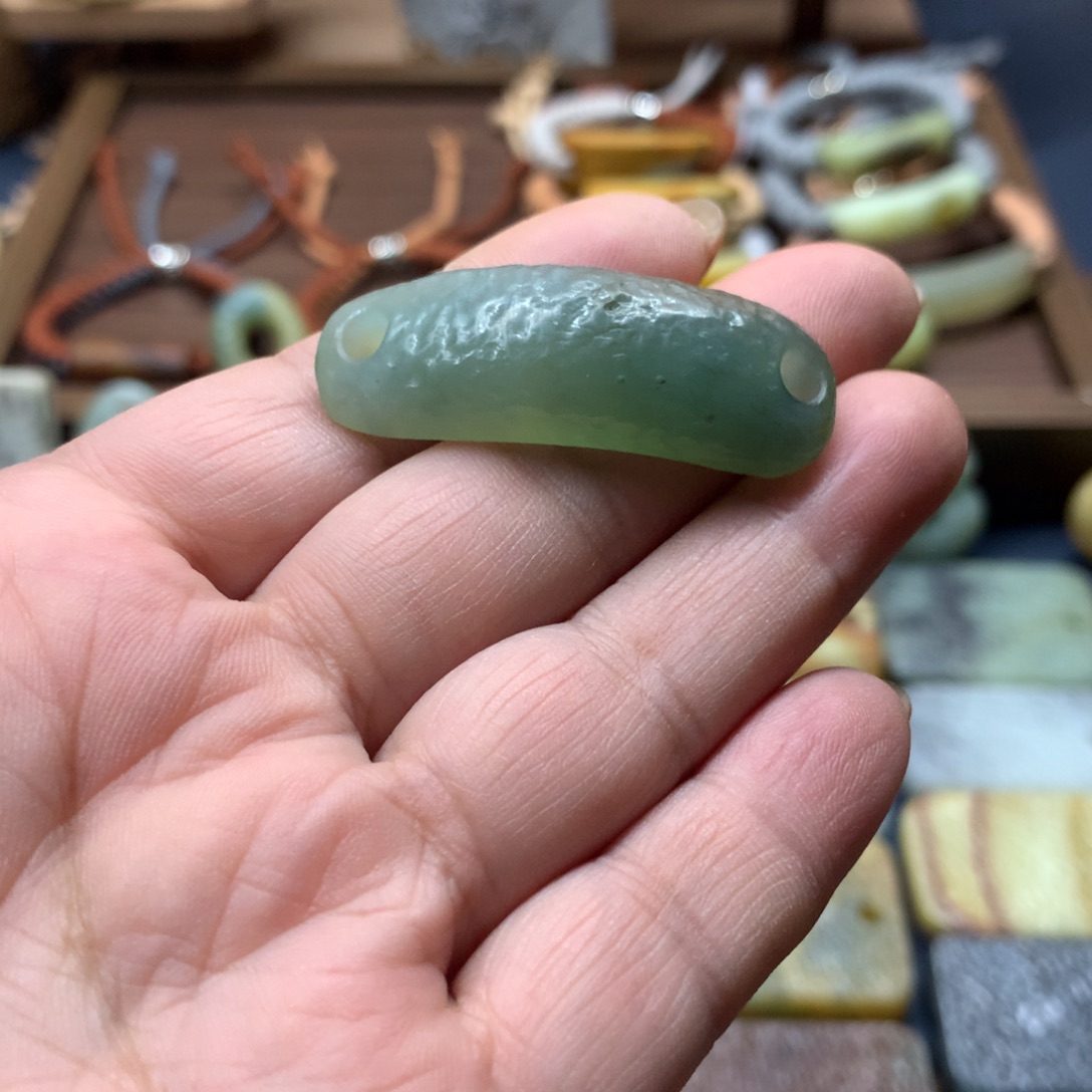 亲***蛋蛇纹石玉未镶嵌颈饰