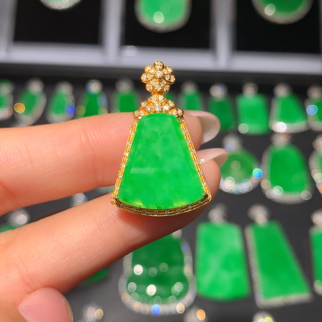 翡翠18K金镶嵌颈饰翡翠