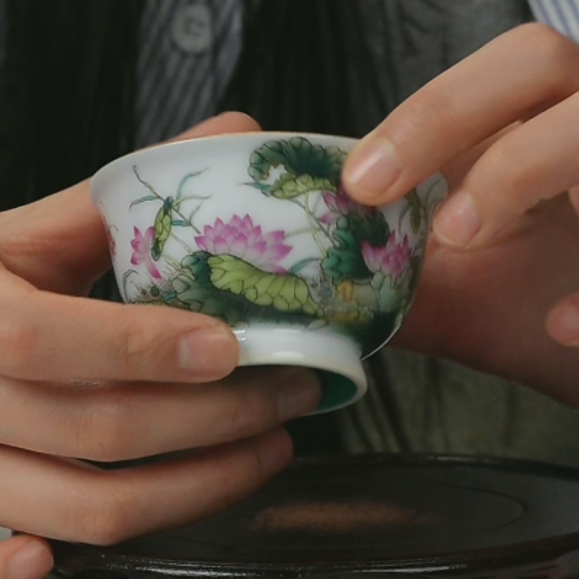 M内松石绿釉外粉彩荷塘月色纹杯