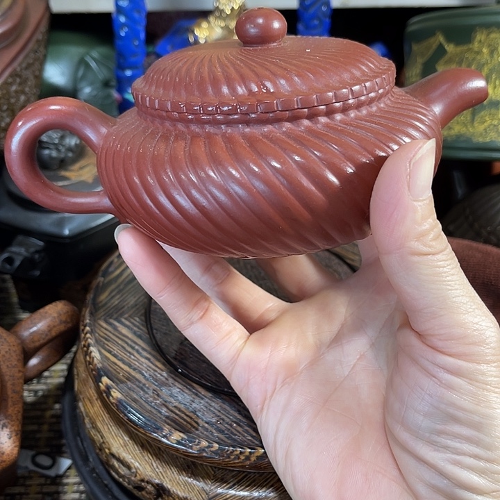 茶壶紫砂原矿泥料手工制作的一把紫砂壶。