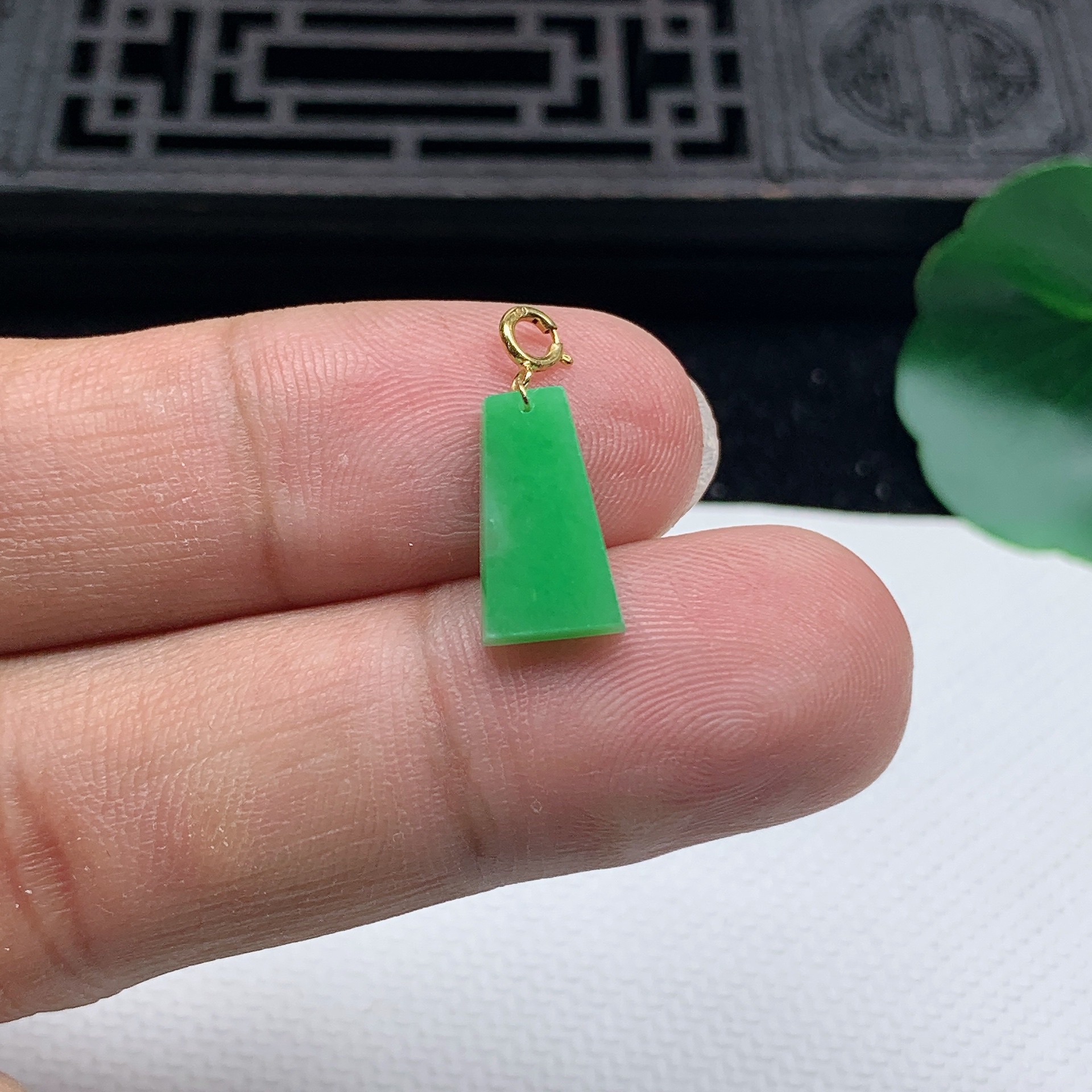 缅甸天然翡翠A货18K金扣飘阳绿小素面牌吊坠尺寸14*7.7*2.5mm