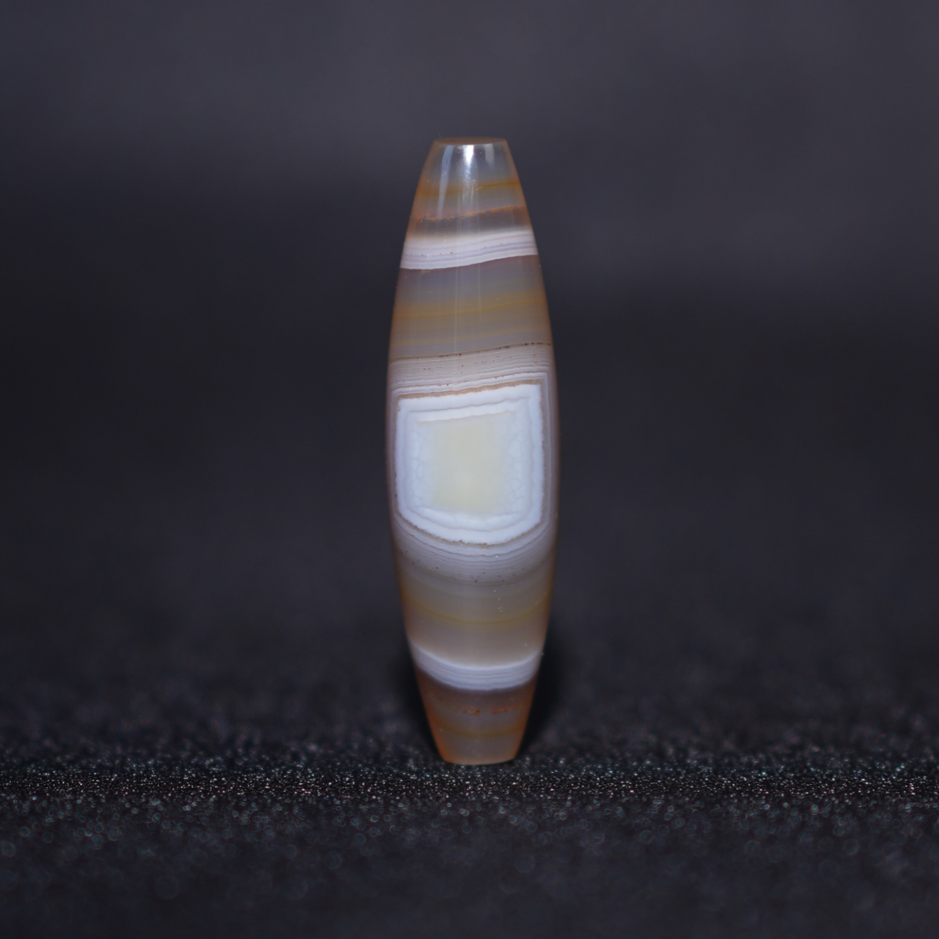 原矿玉化料淡黄沁色天圆地方缠丝玛瑙