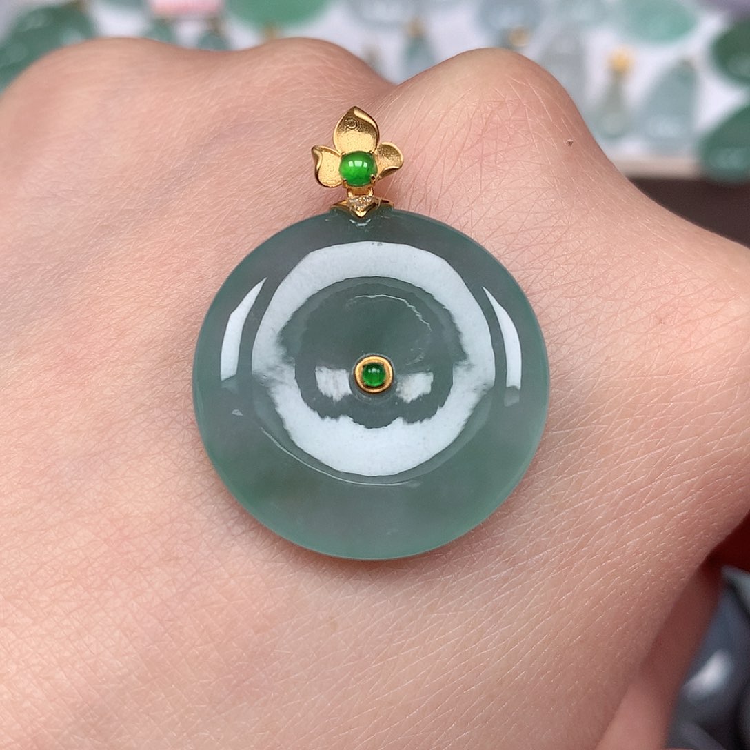 翡翠颈饰未镶嵌平安扣