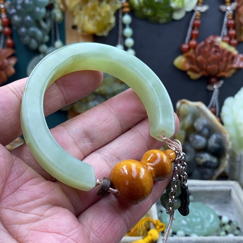 【闪购商品】未镶嵌蛇纹石玉手镯