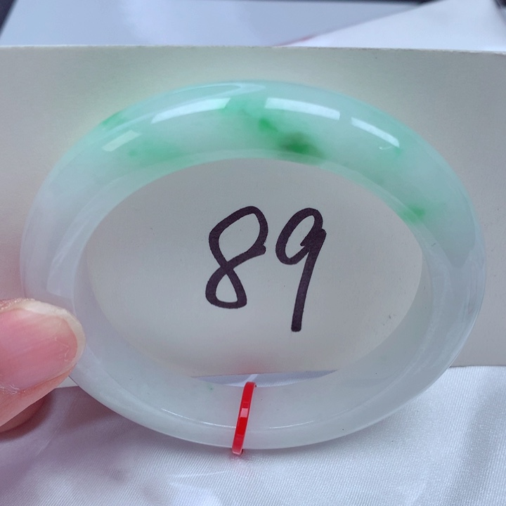 翡翠手镯未镶嵌翡翠