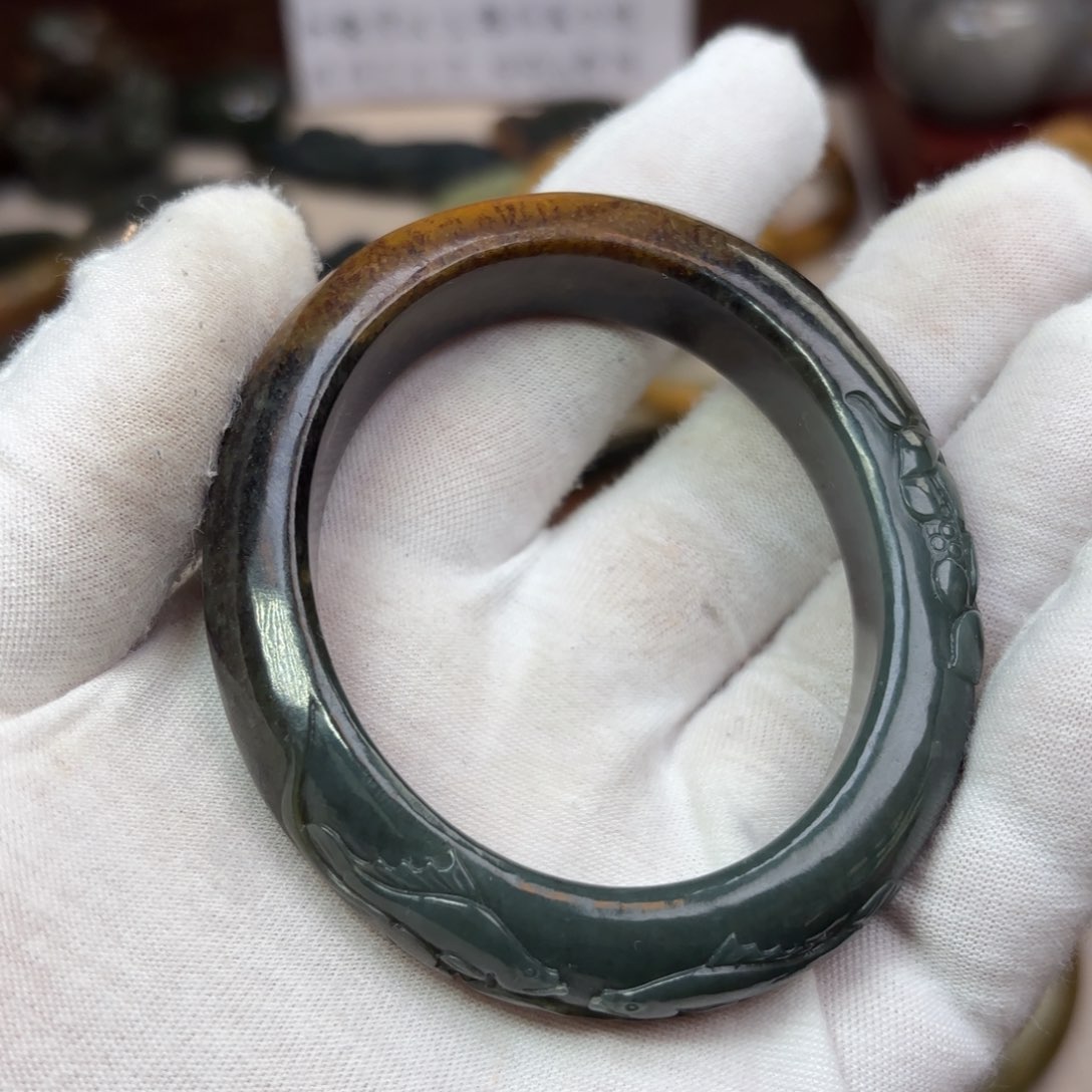 岫岩河磨玉（透闪石质玉）颈饰未镶嵌冷***?