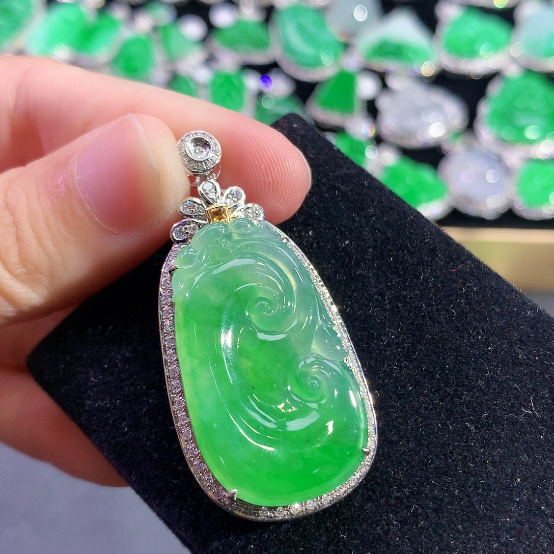 翡翠18K金镶嵌颈饰