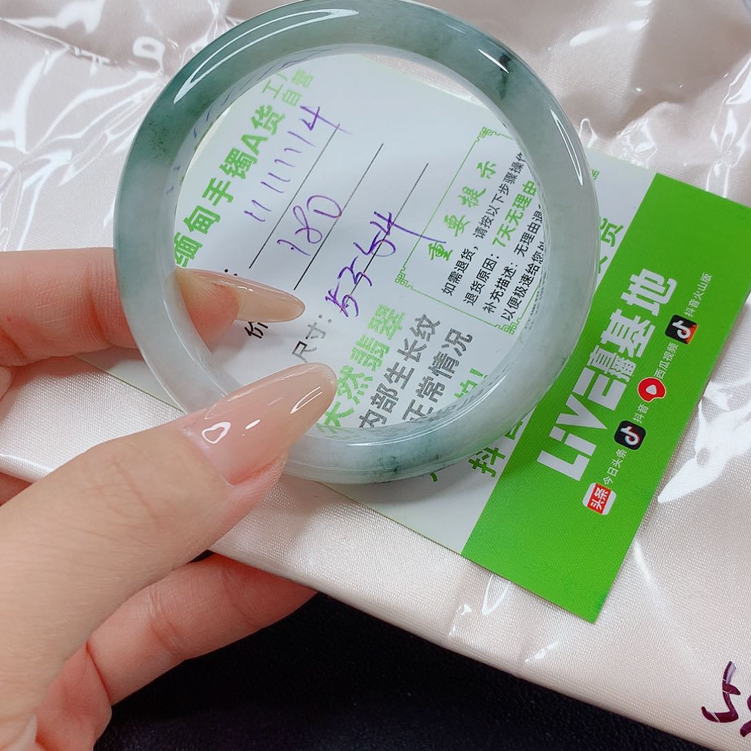 翡翠手镯未镶嵌翡翠