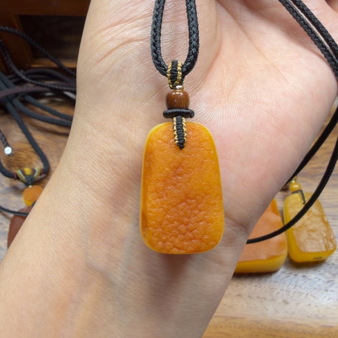 琥珀未镶嵌吊坠(赠链)