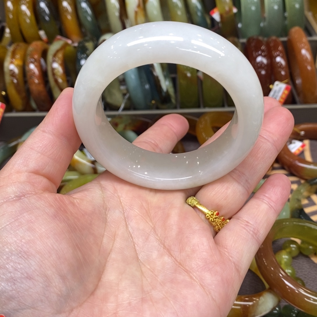 䒕***妞蛇纹石玉未镶嵌手镯