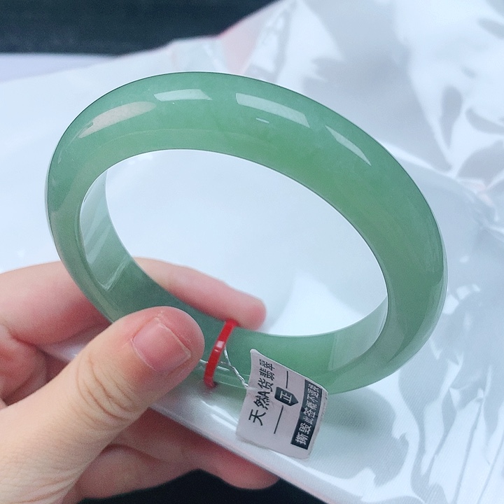 翡翠手镯未镶嵌骑***猫55圈