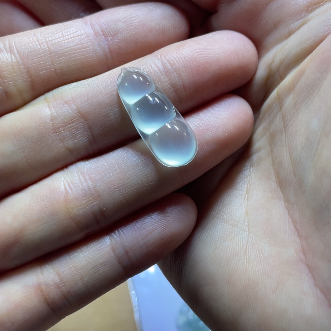 翡翠未镶嵌颈饰豆子