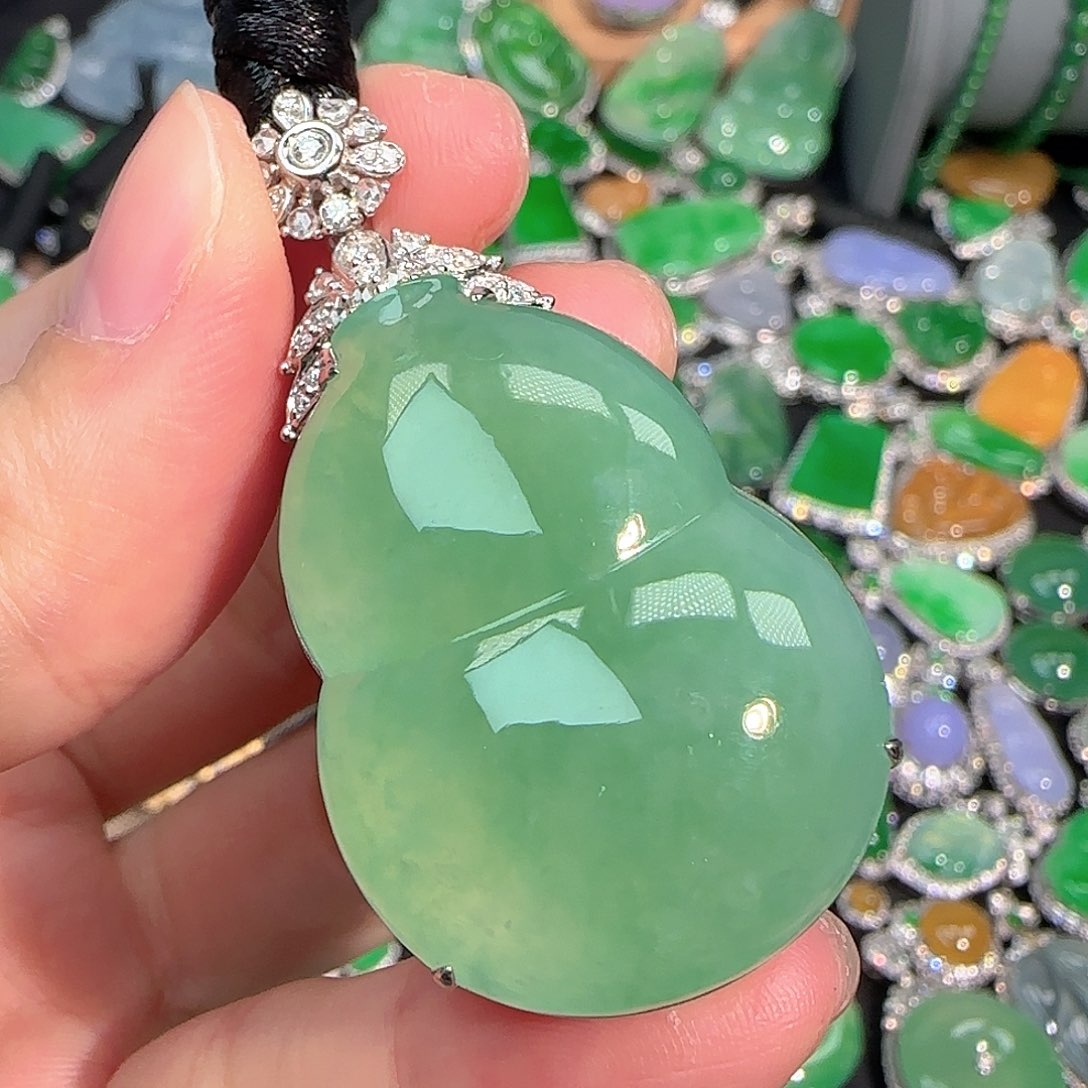 翡翠颈饰18K金镶嵌冰绿葫芦吊坠