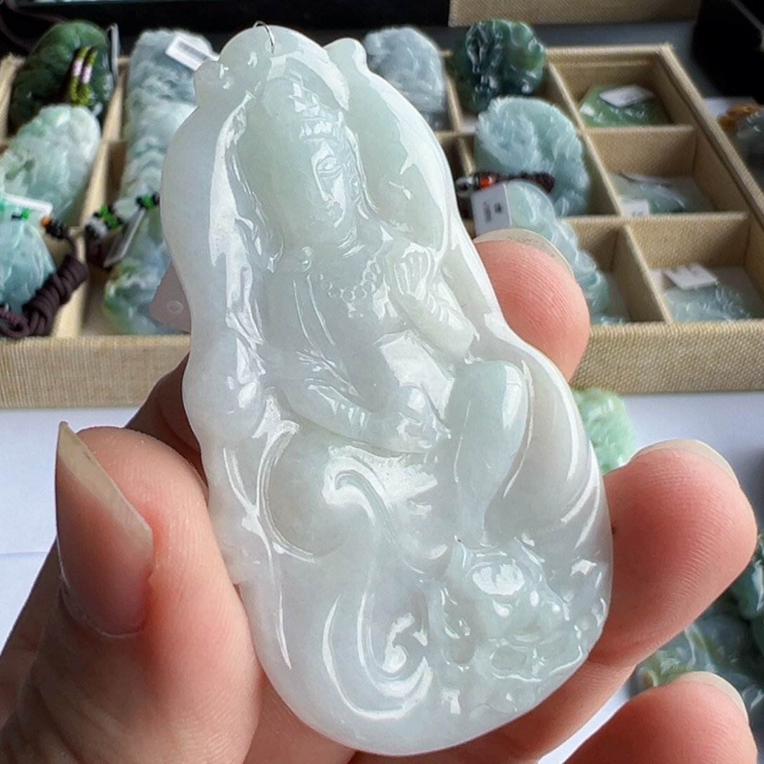 翡翠未镶嵌颈饰观音