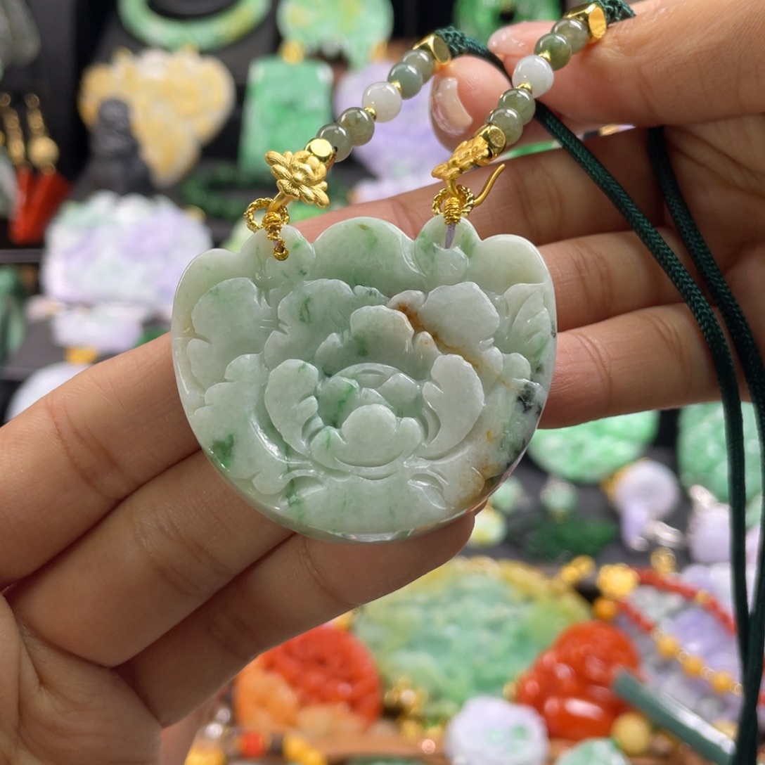 翡翠未镶嵌颈饰待编织