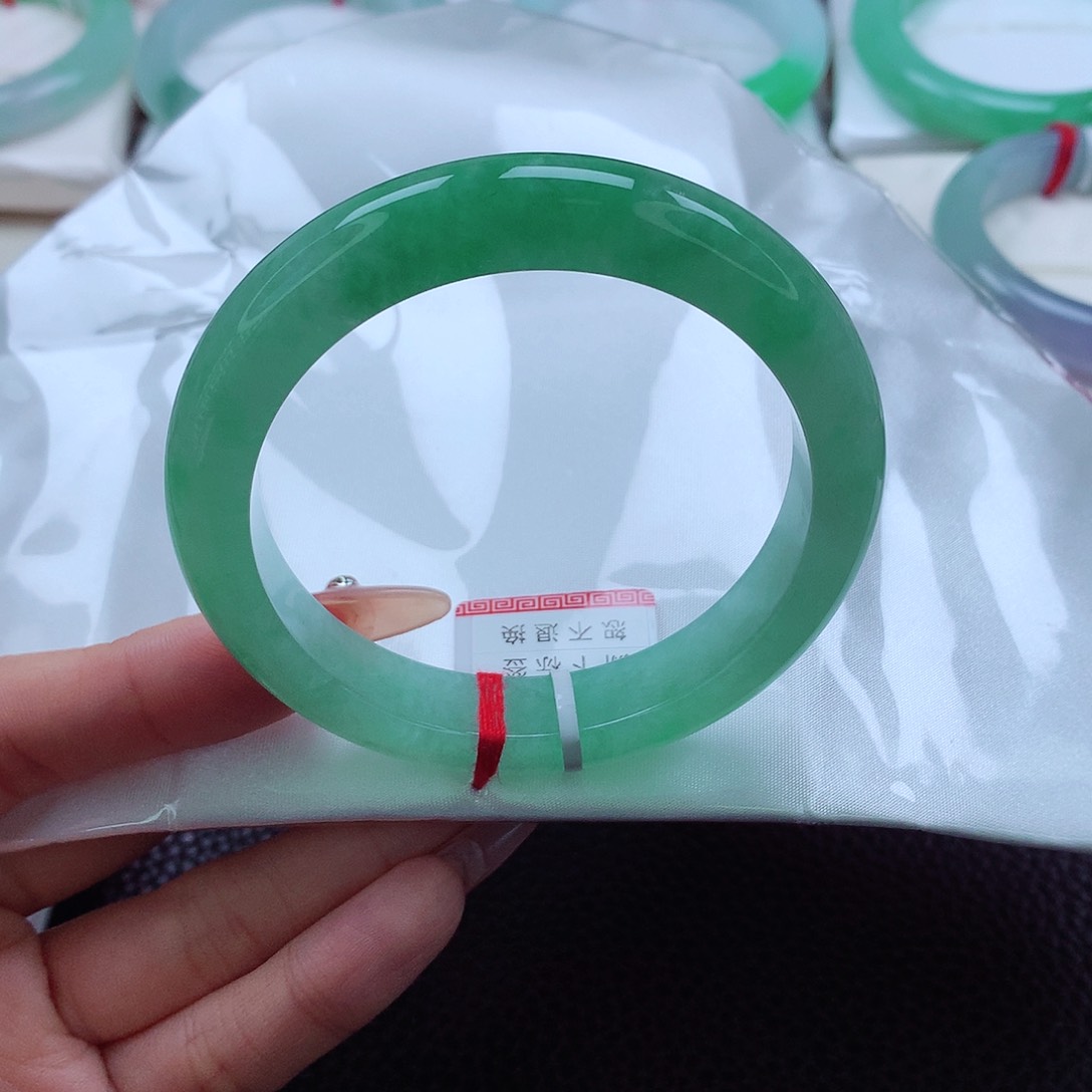 翡翠手镯未镶嵌千****0