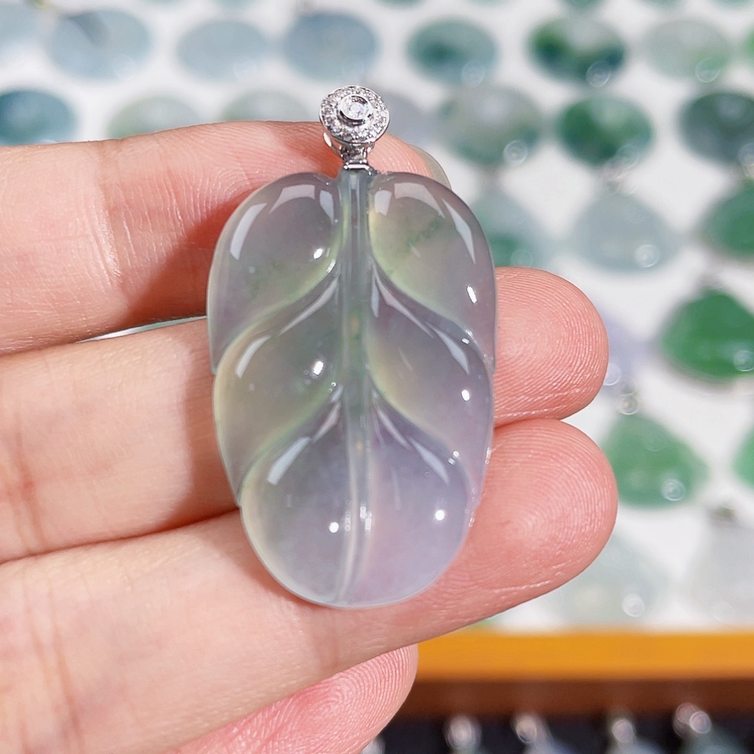 颈饰18K金镶嵌翡翠吊坠