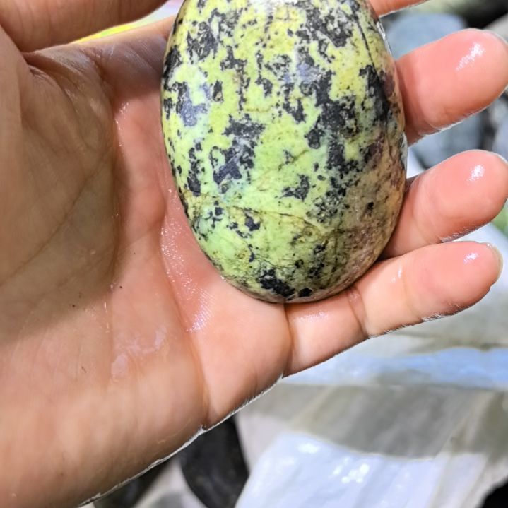 风***缝有机玻璃藏玉药王石原石手把件一个