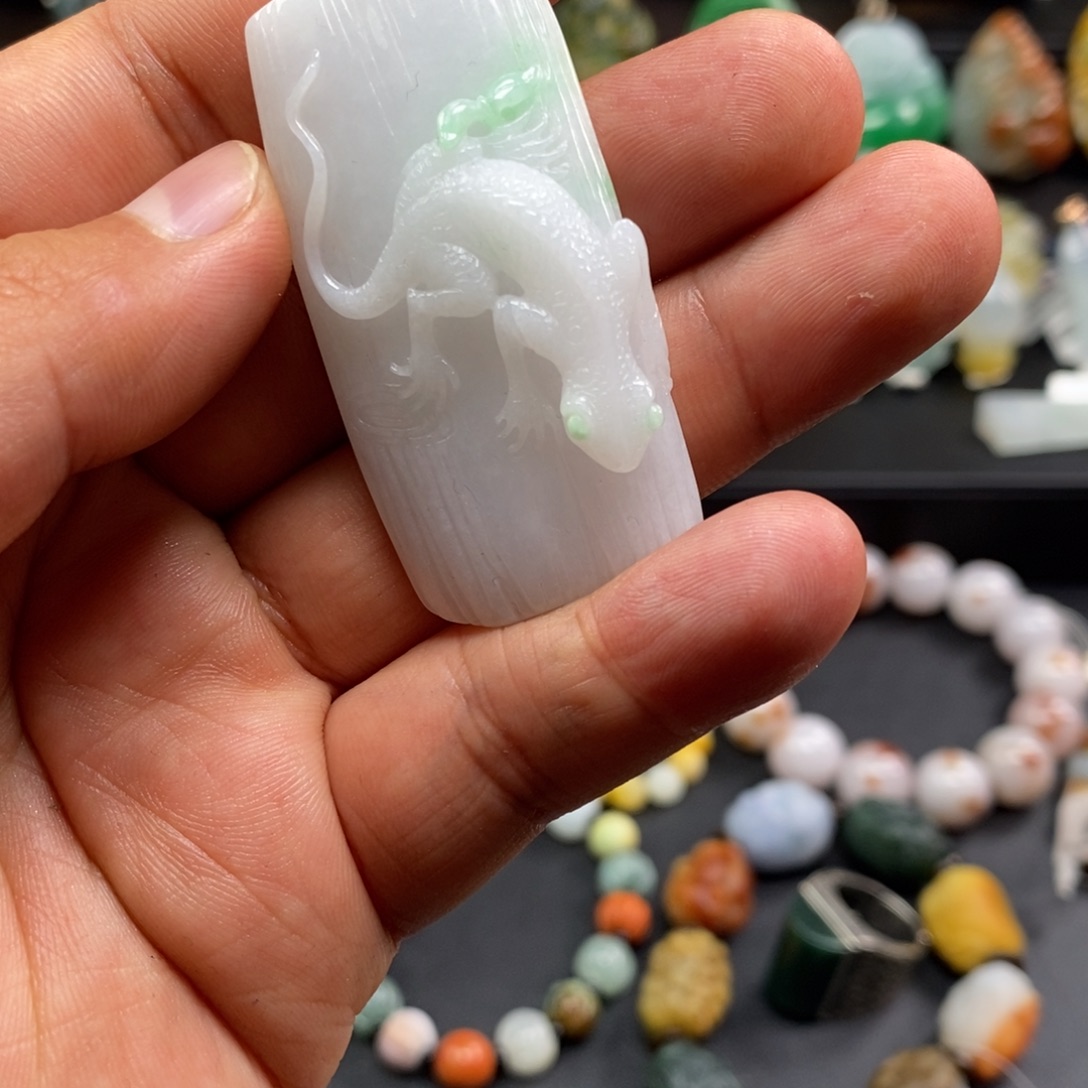 翡翠未镶嵌吊坠(不含链)今非昔比