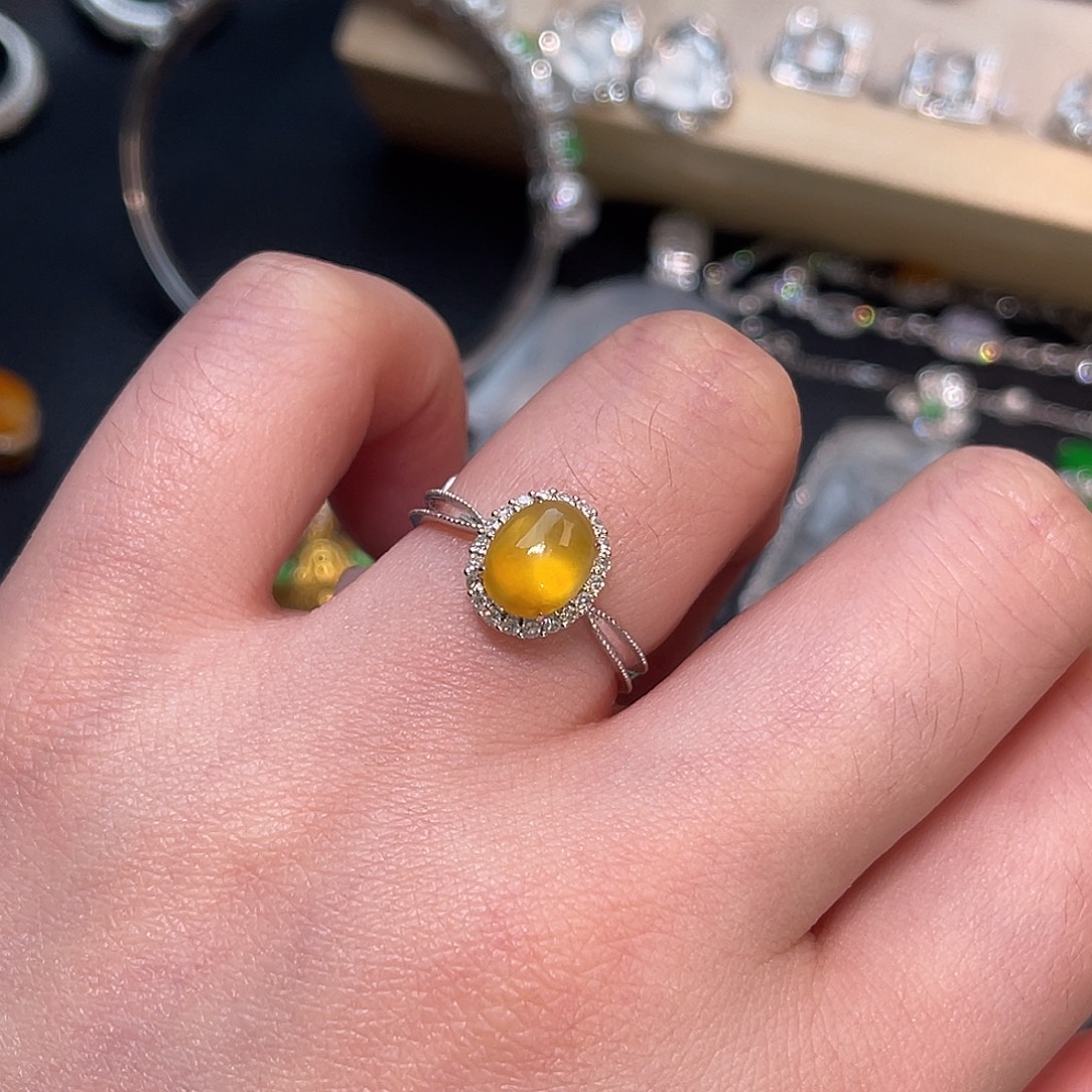 翡翠18K金镶嵌戒指蛋面