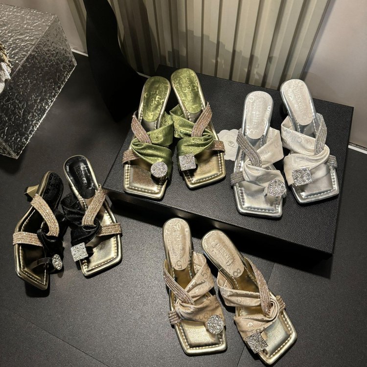 2025夏季时尚新款鸳鸯水钻高级感设计气质百搭爆款夹趾凉拖鞋