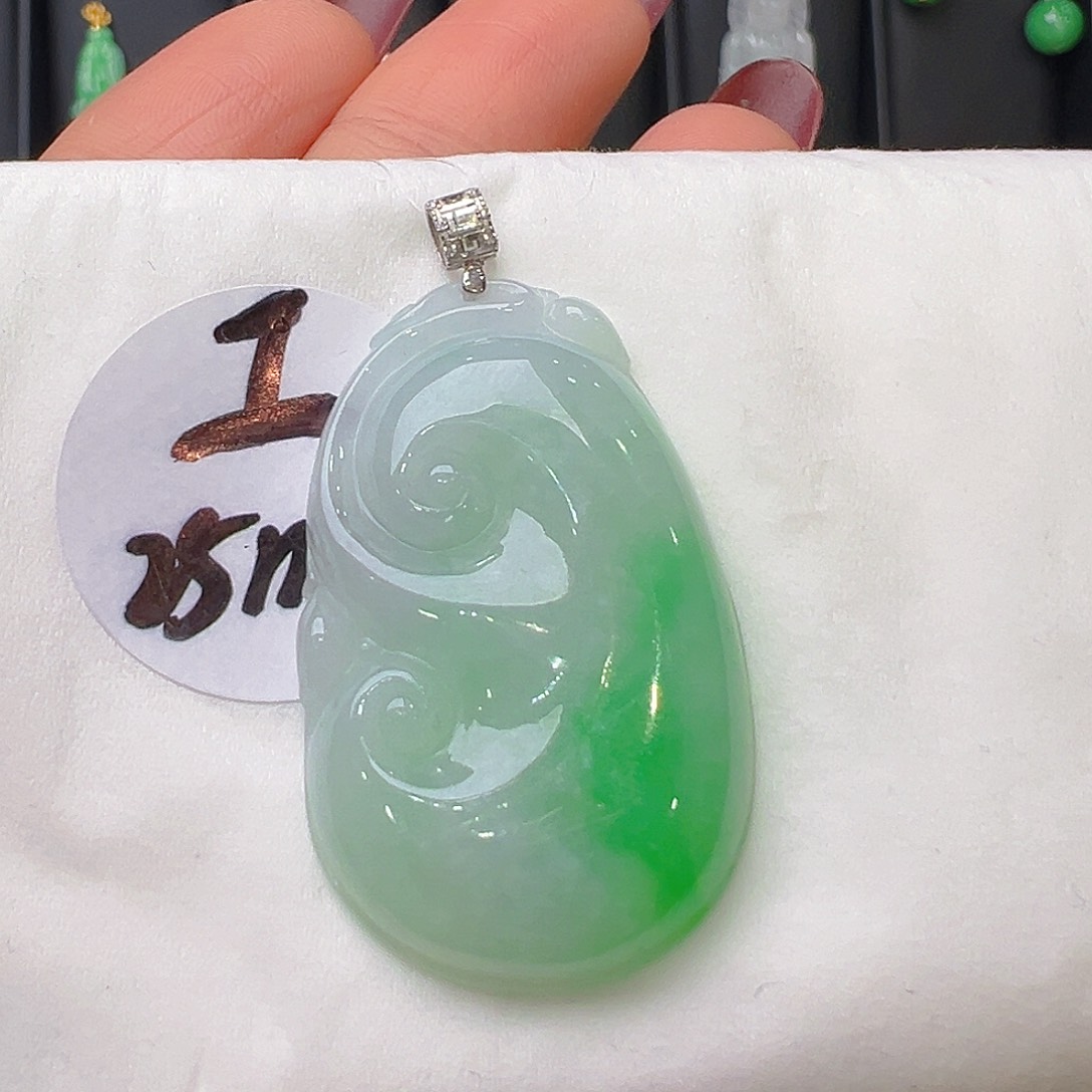 翡翠18K金镶嵌颈饰