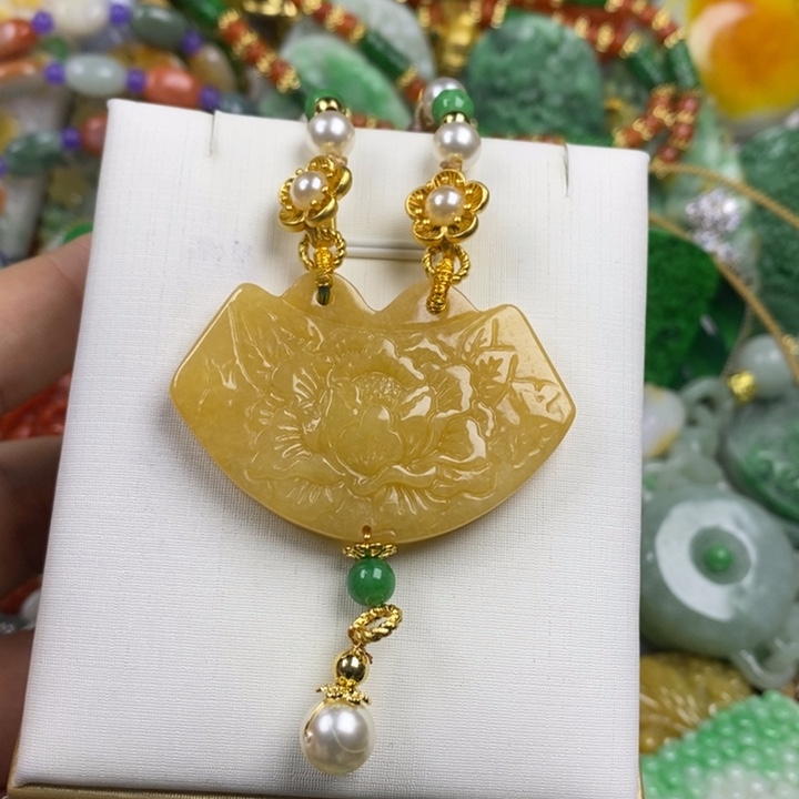 翡翠未镶嵌吊坠(赠链)