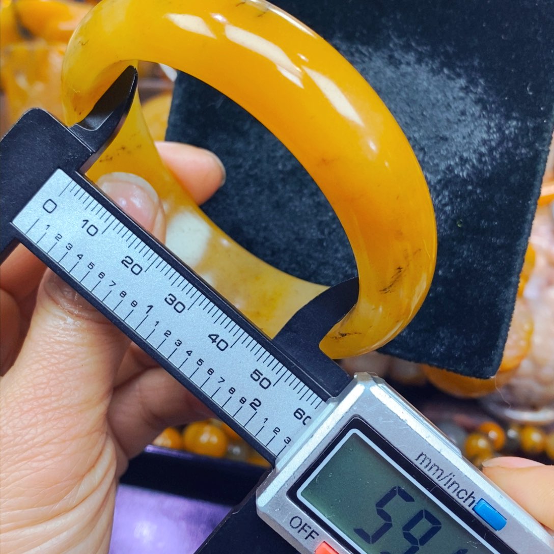 未镶嵌石英质玉（黄龙玉）颈饰