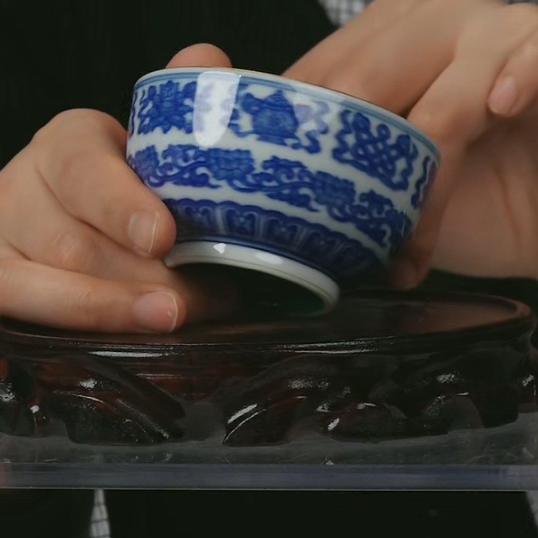 M内松石绿釉外青花八宝纹杯