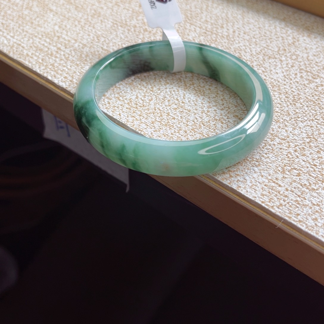 翡翠手镯未镶嵌手镯