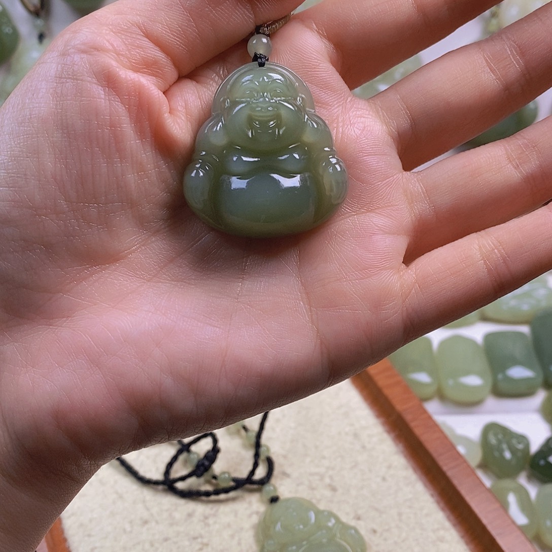 云***.和田玉未镶嵌颈饰