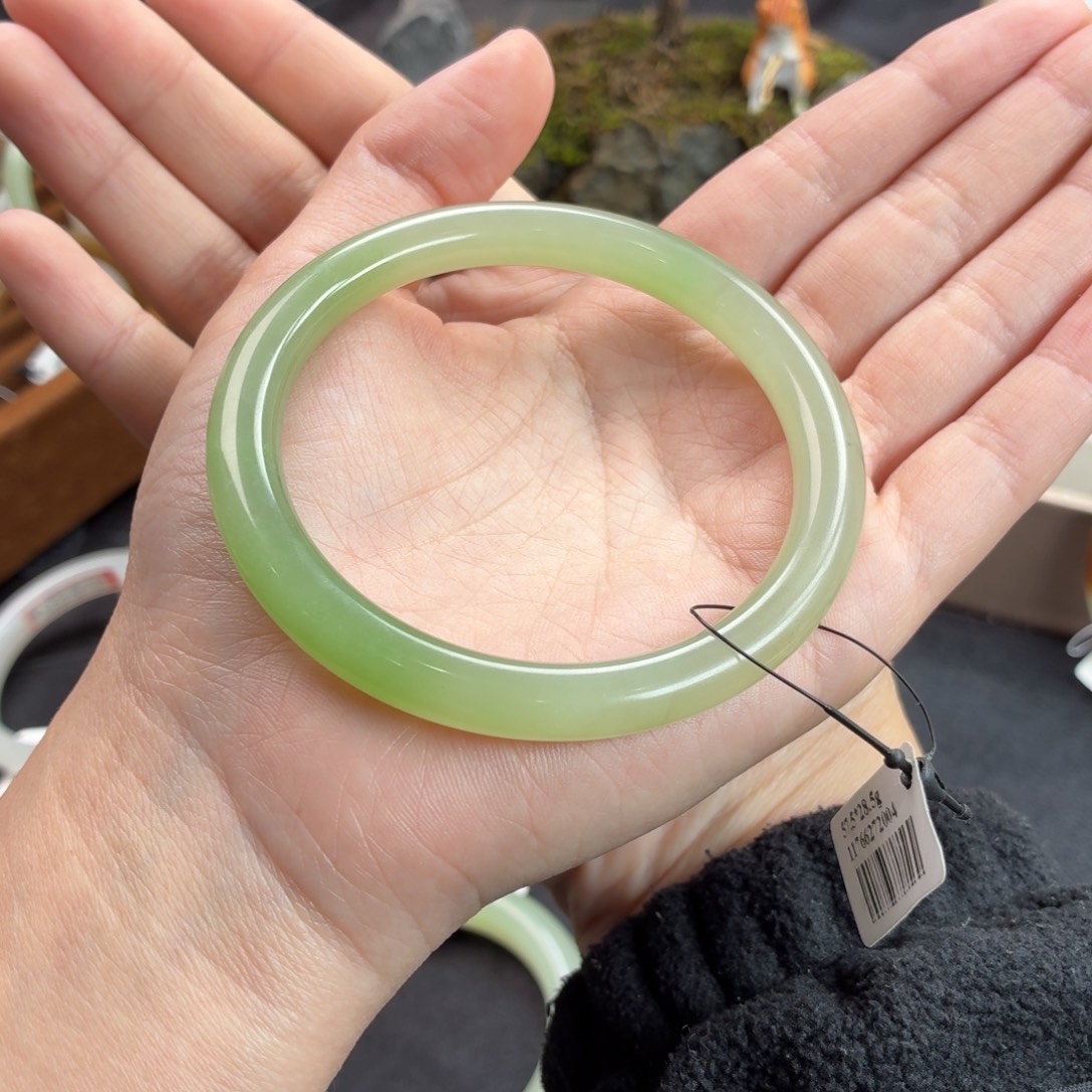 咩***i和田玉未镶嵌手镯