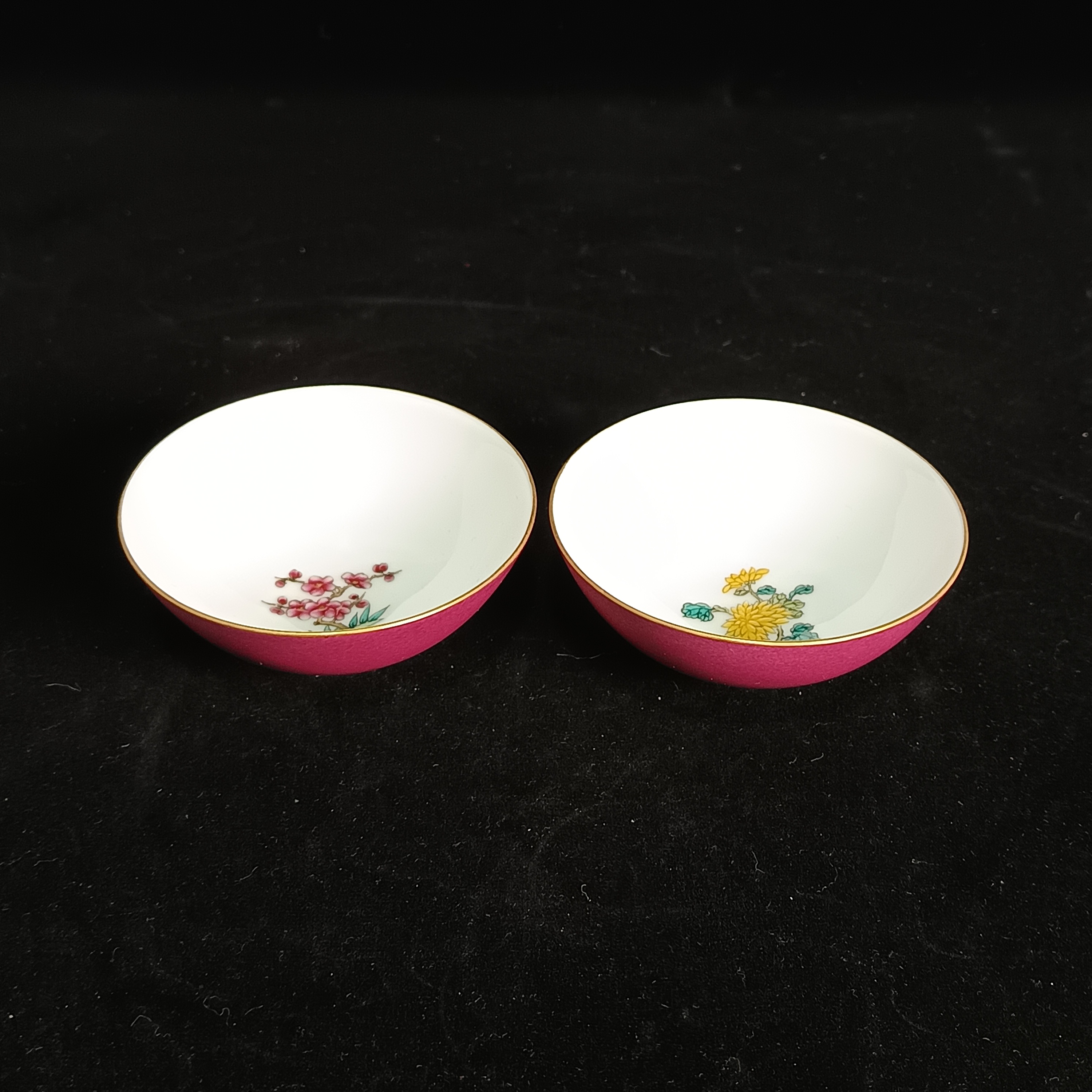 D内粉彩花卉纹外胭脂红釉杯一对