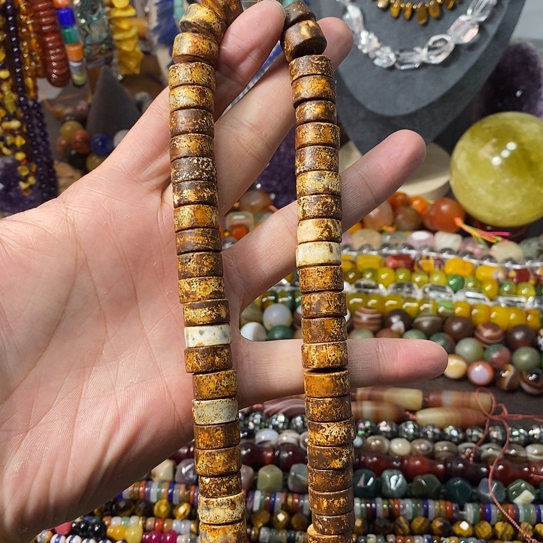 石英质玉未镶嵌，树皮老玛瑙剁珠7×14mm，