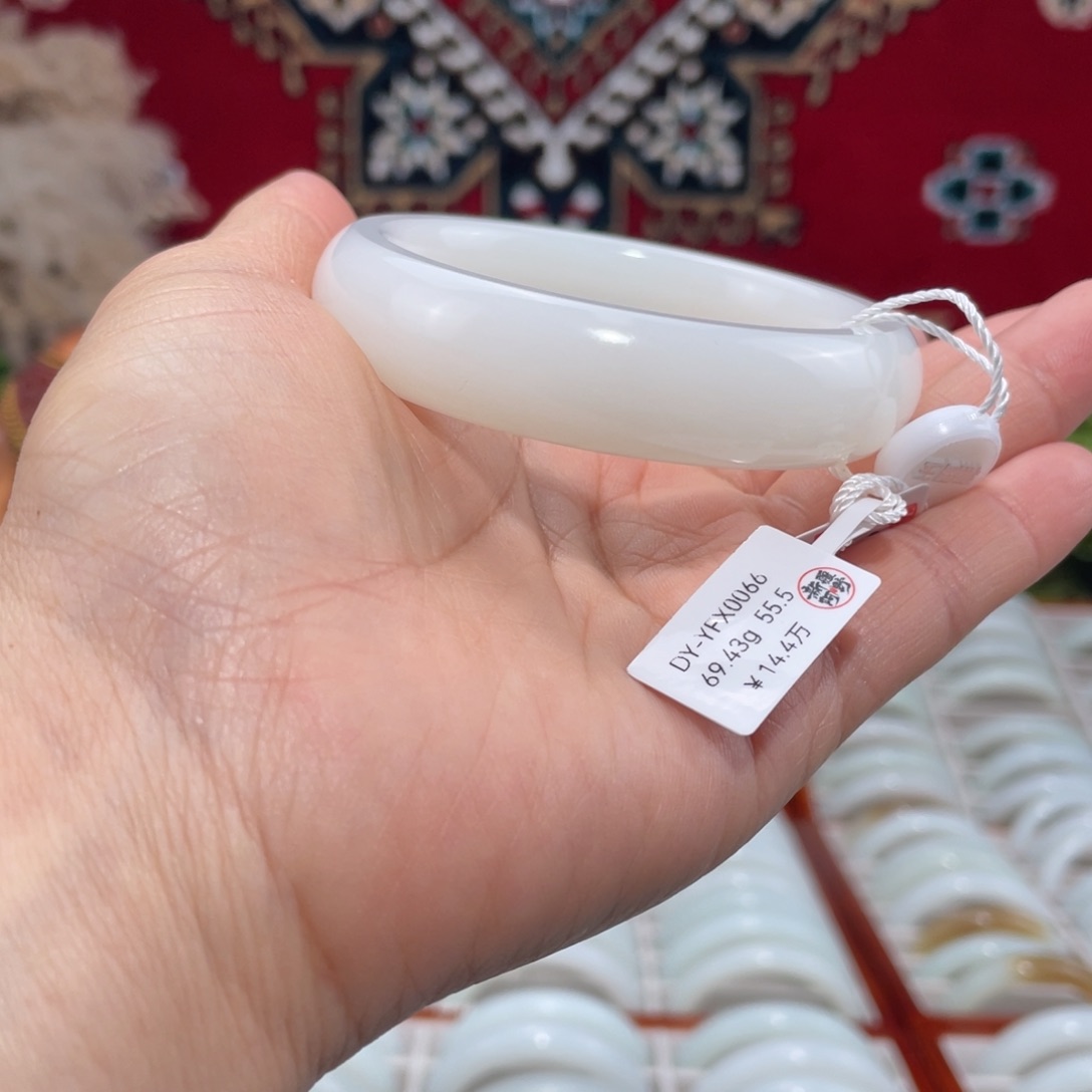 未镶嵌手镯和田玉天然且末老料羊脂玉