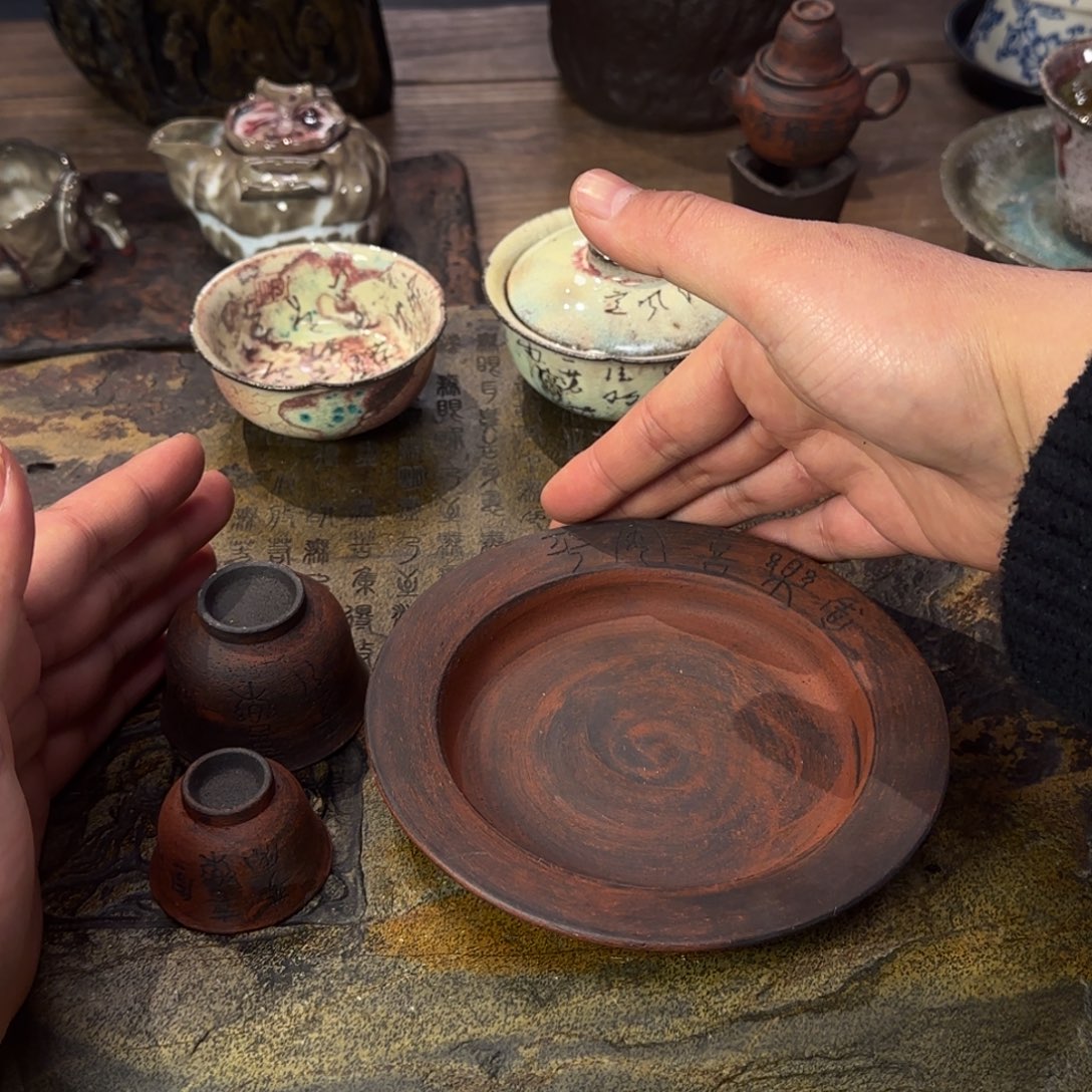 瓷片?***咩两个杯子大号。一个壶承