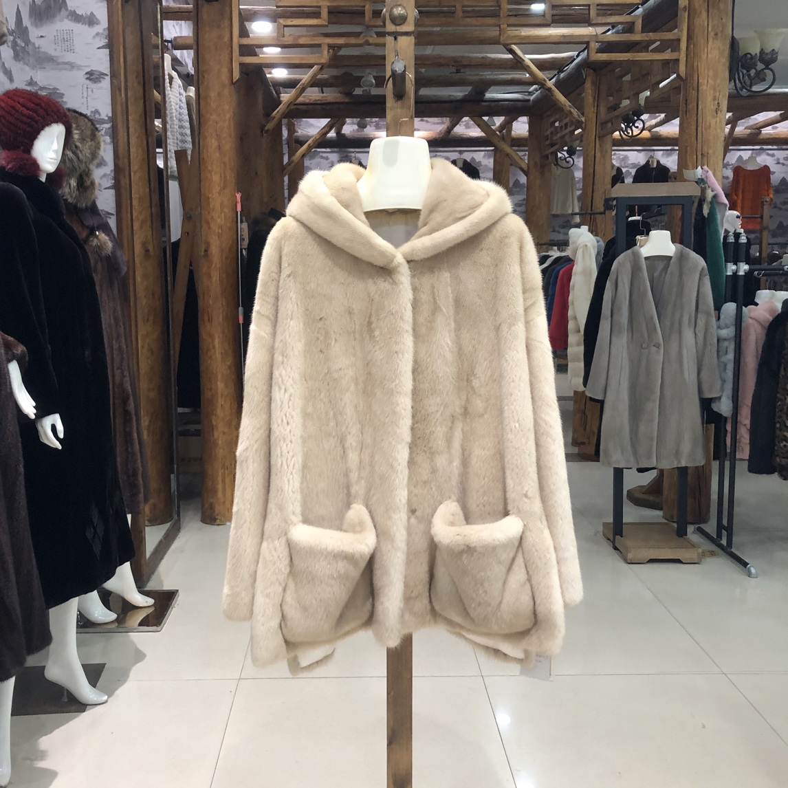 女款时尚明兜款连帽设计皮草