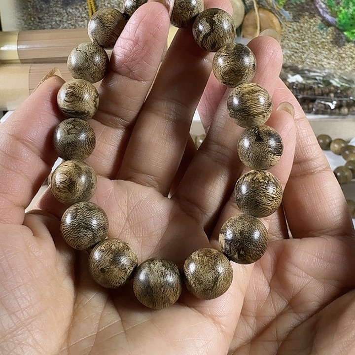 沉***:沉香手串纹莱老料