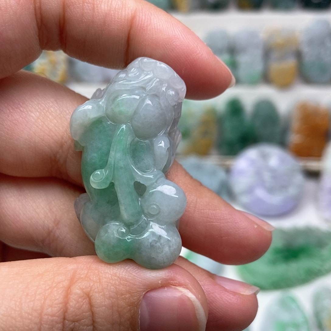 翡翠未镶嵌吊坠(赠链)