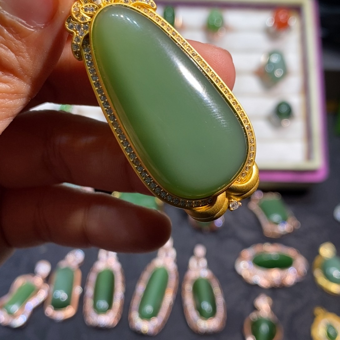 和田玉（碧玉）颈饰银S925镀金镶嵌霸****哥